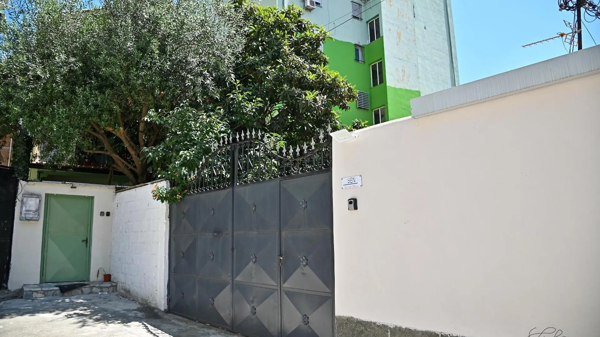 Sen Garden Home Tirana 0*,  Albania